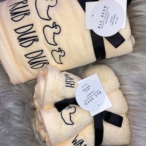 Rae Dunn Bath Towels